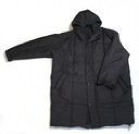 Зимнее теплое пальто черного цвета с утепленным капюшоном большого размера