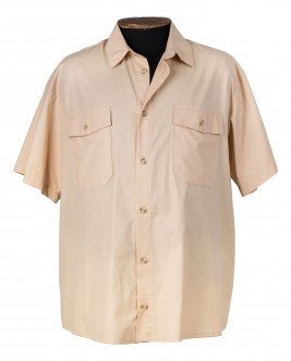 Рубашка бежевая из хлопка  с двумя карманами на груди и клапанами на пуговицах.