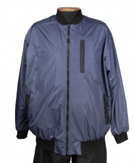 Легкая куртка-бомбер с трикотажной отделкой синего цвета